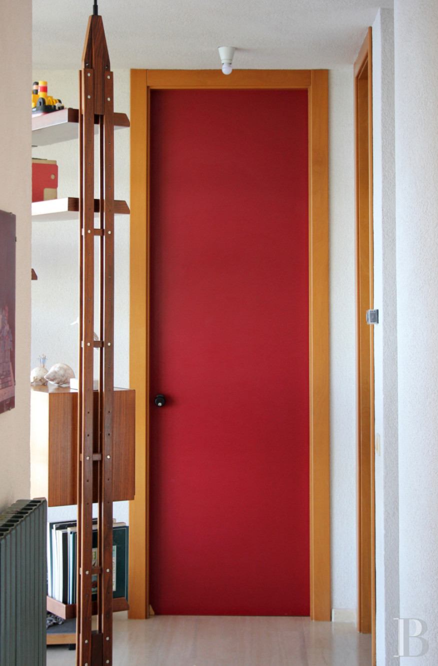 En Sicile, à l’est de Palerme, une maison d’inspiration moderniste en balcon sur la mer - photo  n°24